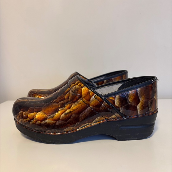 Dansko Patent Leather Clogs Embossed Brown Gold Tigers Eye Womens Shoe 39 US 8.5 - Picture 2 of 7
